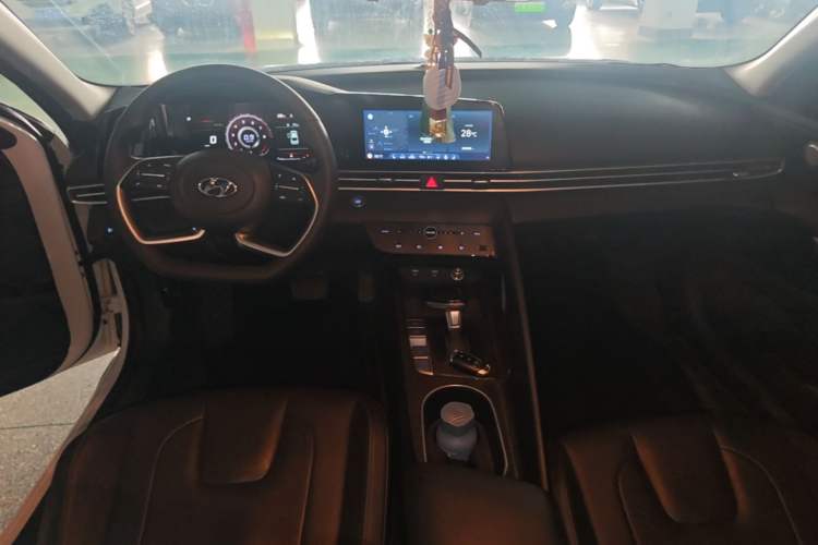 Used Hyundai Elantra 2022 1.5L CVT LUX Prestige Edition Center Console