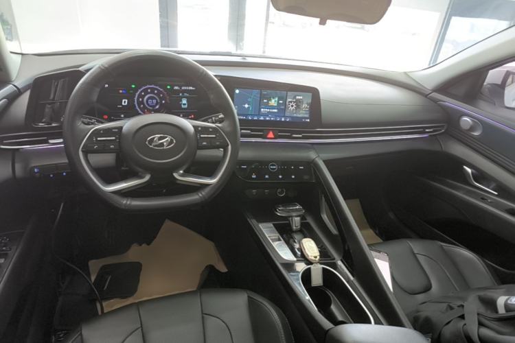 Used Hyundai Elantra 2022 1.5L CVT LUX Prestige Edition Center Console