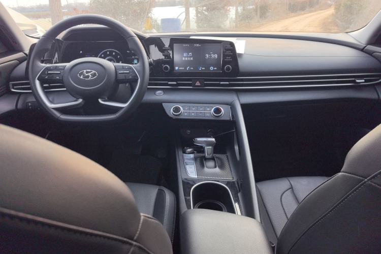 Used Hyundai Elantra 2022 1.5L CVT GLX Elite Edition Center Console