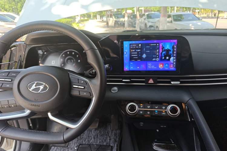 Used Hyundai Elantra 2022 1.5L CVT GLX Elite Edition Center Console