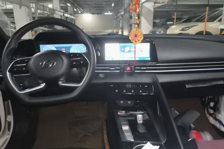Used Hyundai Elantra 2022 1.5L CVT 20th Anniversary Edition Center Console