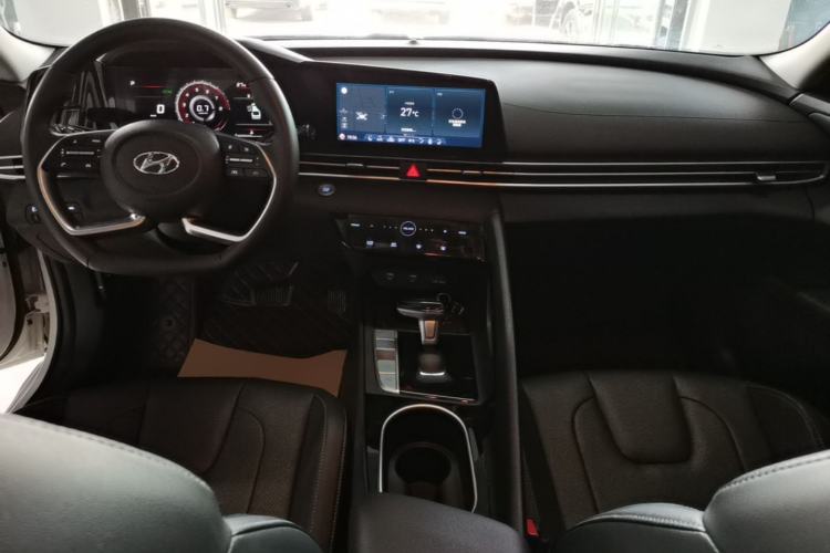 Used Hyundai Elantra 2022 1.5L CVT LUX Prestige Edition Center Console
