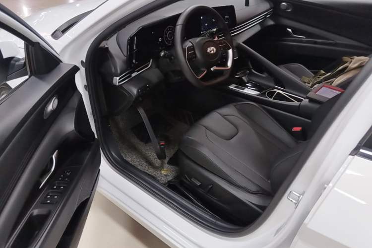 Used Hyundai Elantra 2022 1.5L CVT LUX Prestige Edition Driver Seat