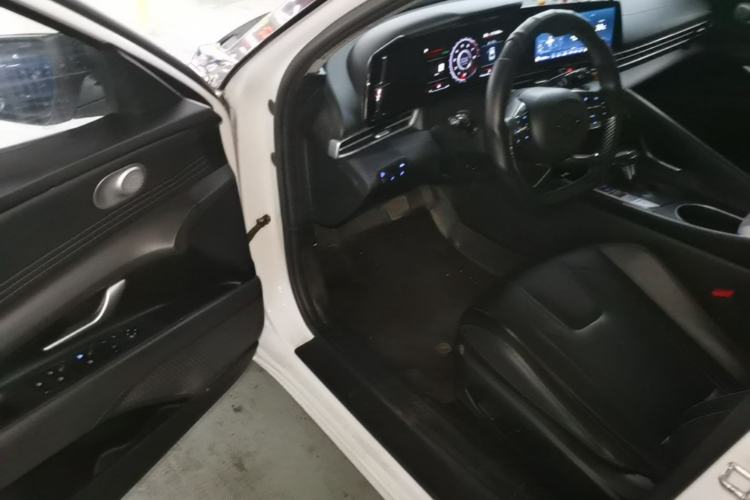 Used Hyundai Elantra 2022 1.5L CVT LUX Prestige Edition Driver Seat