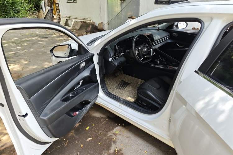 Used Hyundai Elantra 2022 1.5L CVT LUX Prestige Edition Driver Seat