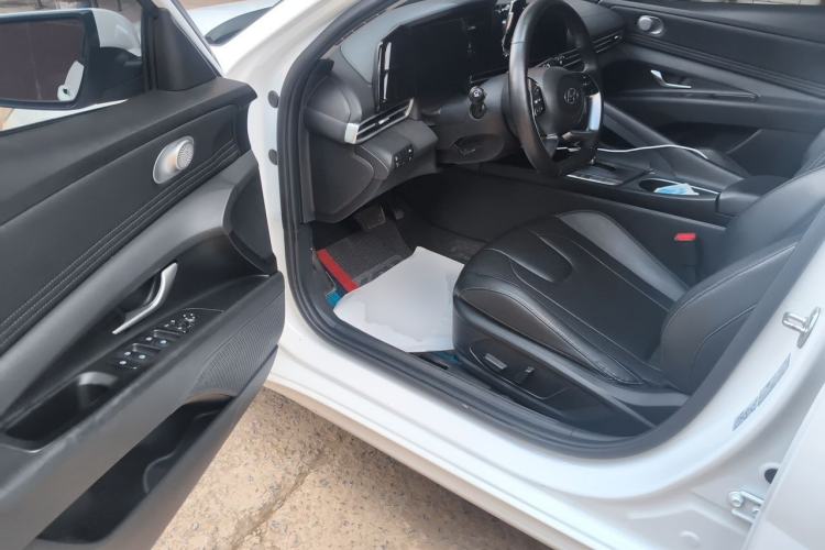 Used Hyundai Elantra 2022 1.5L CVT LUX Prestige Edition Driver Seat