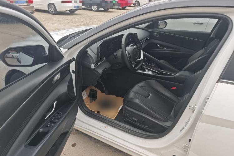 Used Hyundai Elantra 2022 1.5L CVT LUX Prestige Edition Driver Seat