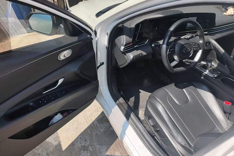 Used Hyundai Elantra 2022 1.5L CVT LUX Prestige Edition Driver Seat