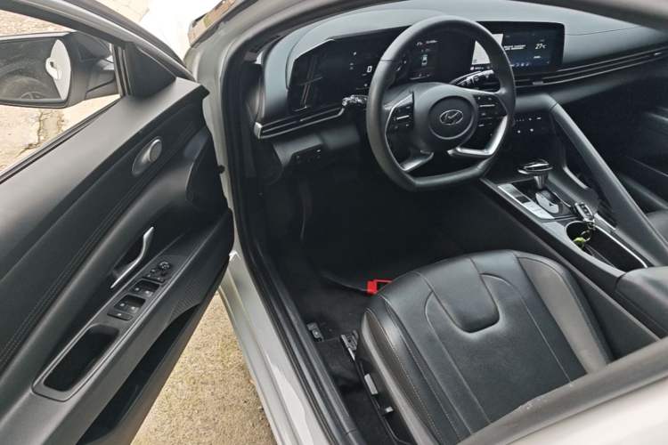 Used Hyundai Elantra 2022 1.5L CVT LUX Prestige Edition Driver Seat