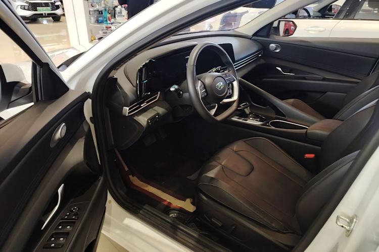 Used Hyundai Elantra 2022 1.5L CVT LUX Prestige Edition Driver Seat