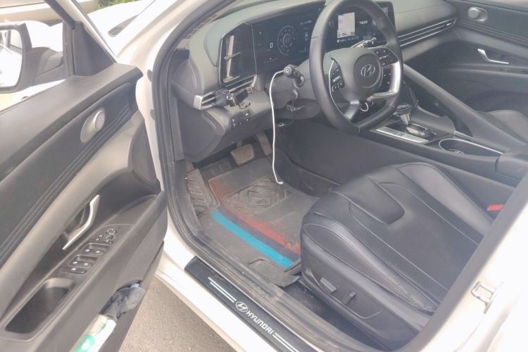 Used Hyundai Elantra 2022 1.5L CVT LUX Prestige Edition Driver Seat