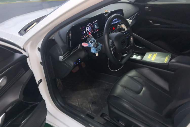 Used Hyundai Elantra 2022 1.5L CVT LUX Prestige Edition Driver Seat