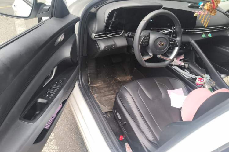Used Hyundai Elantra 2022 1.5L CVT LUX Prestige Edition Driver Seat