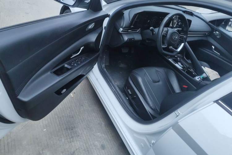 Used Hyundai Elantra 2022 1.5L CVT LUX Prestige Edition Driver Seat