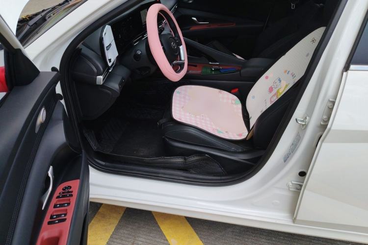 Used Hyundai Elantra 2022 1.5L CVT LUX Prestige Edition Driver Seat