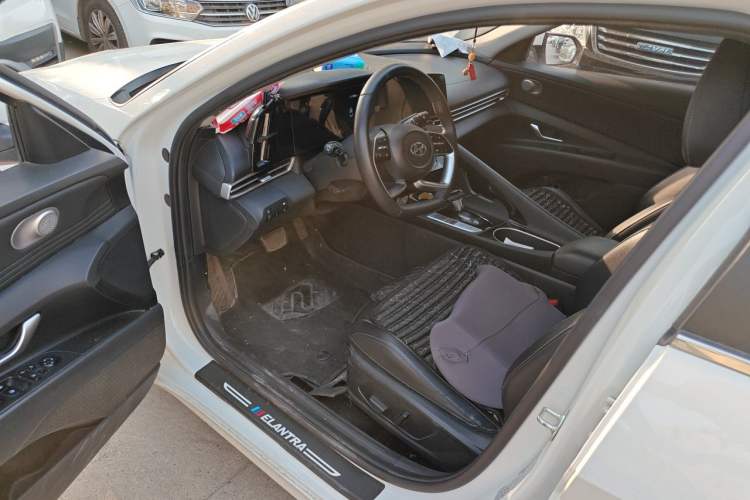 Used Hyundai Elantra 2022 1.5L CVT LUX Prestige Edition Driver Seat