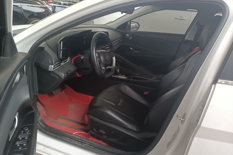 Used Hyundai Elantra 2022 1.5L CVT LUX Prestige Edition Driver Seat