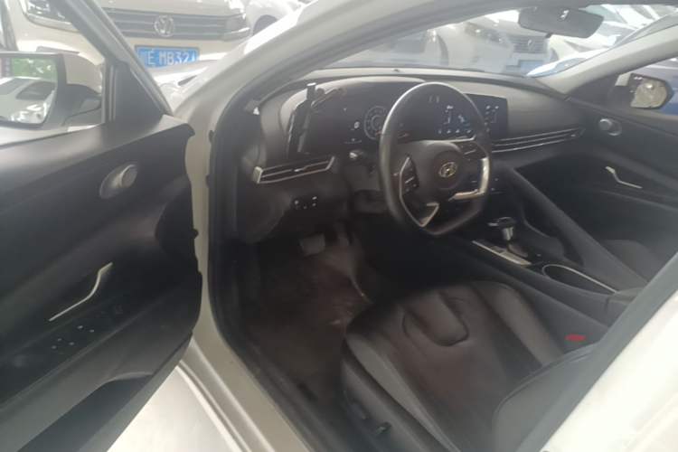 Used Hyundai Elantra 2022 1.5L CVT LUX Prestige Edition Driver Seat