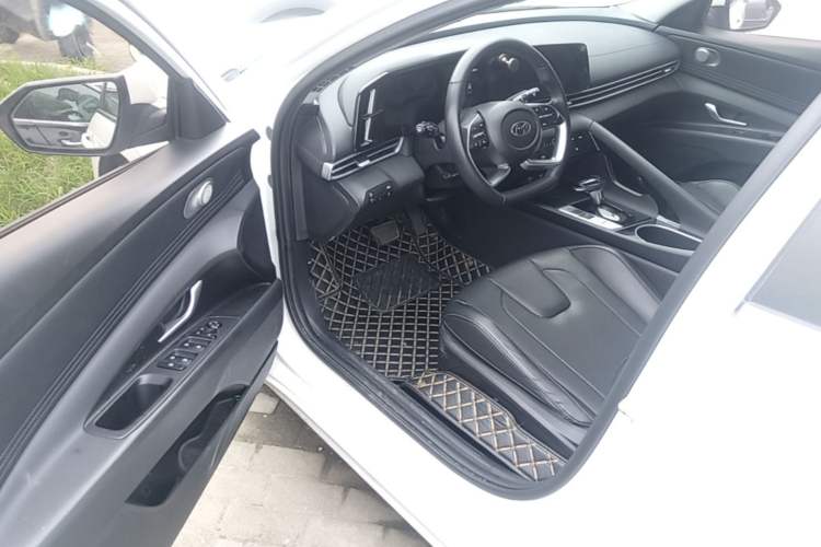 Used Hyundai Elantra 2022 1.5L CVT LUX Prestige Edition Driver Seat