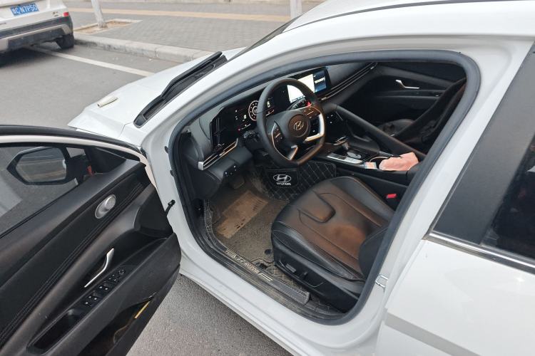 Used Hyundai Elantra 2022 1.5L CVT LUX Prestige Edition Driver Seat