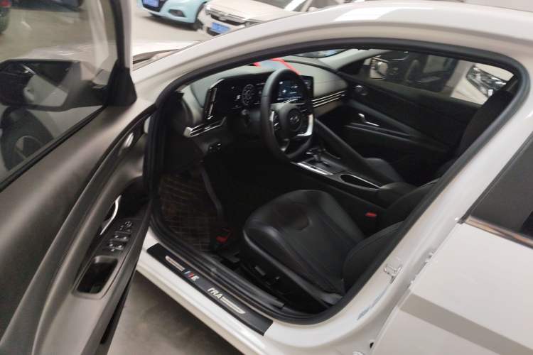 Used Hyundai Elantra 2022 1.5L CVT LUX Prestige Edition Driver Seat