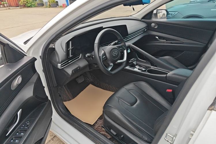 Used Hyundai Elantra 2022 1.5L CVT LUX Prestige Edition Driver Seat