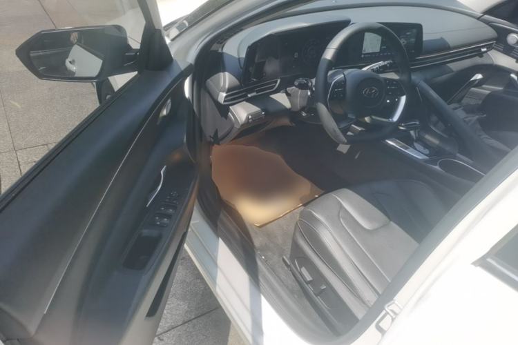 Used Hyundai Elantra 2022 1.5L CVT LUX Prestige Edition Driver Seat