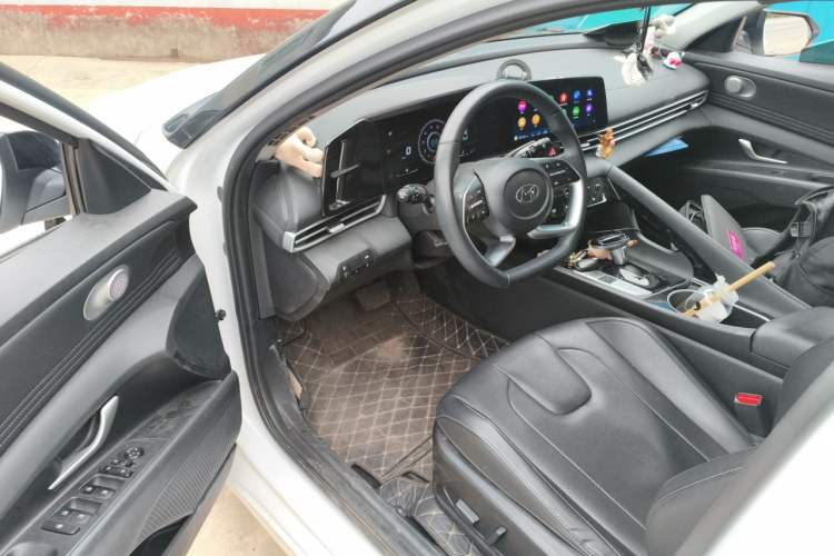 Used Hyundai Elantra 2022 1.5L CVT LUX Prestige Edition Driver Seat
