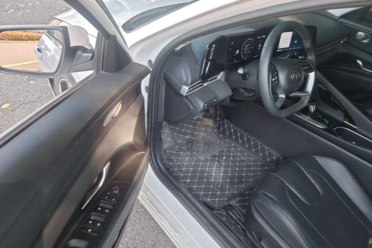 Used Hyundai Elantra 2022 1.5L CVT LUX Prestige Edition Driver Seat
