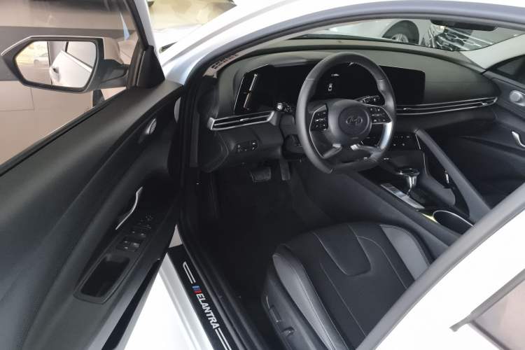 Used Hyundai Elantra 2022 1.5L CVT LUX Prestige Edition Driver Seat