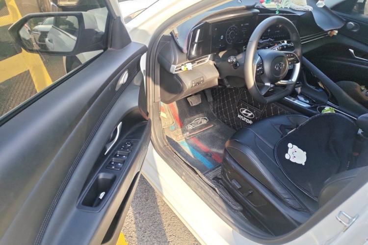 Used Hyundai Elantra 2022 1.5L CVT LUX Prestige Edition Driver Seat