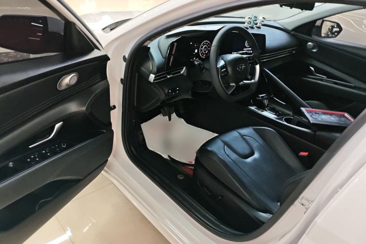 Used Hyundai Elantra 2022 1.5L CVT LUX Prestige Edition Driver Seat