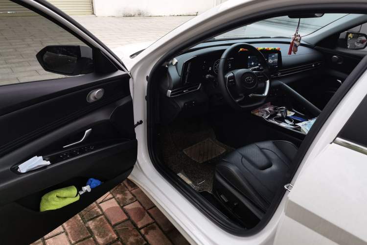 Used Hyundai Elantra 2022 1.5L CVT LUX Prestige Edition Driver Seat
