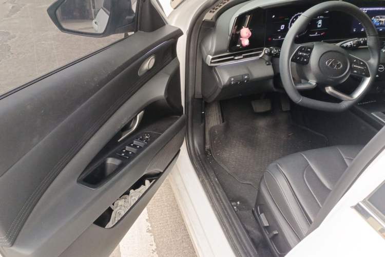 Used Hyundai Elantra 2022 1.5L CVT LUX Prestige Edition Driver Seat