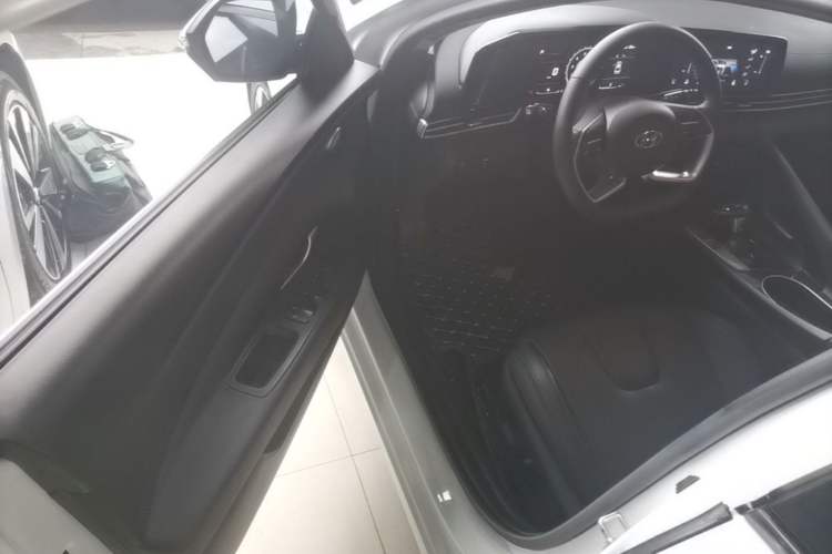Used Hyundai Elantra 2022 1.5L CVT LUX Prestige Edition Driver Seat
