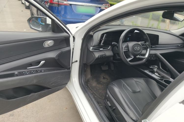 Used Hyundai Elantra 2022 1.5L CVT LUX Prestige Edition Driver Seat