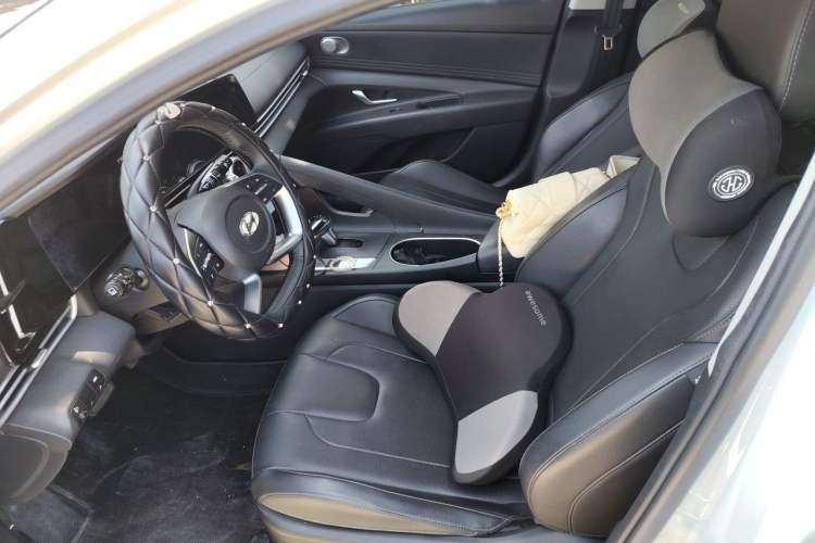 Used Hyundai Elantra 2022 1.5L CVT LUX Prestige Edition Driver Seat