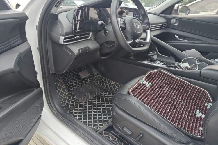 Used Hyundai Elantra 2022 1.5L CVT LUX Prestige Edition Driver Seat
