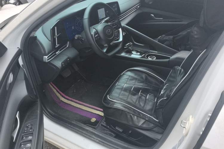 Used Hyundai Elantra 2022 1.5L CVT LUX Prestige Edition Driver Seat
