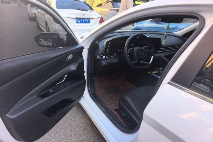 Used Hyundai Elantra 2022 1.5L CVT LUX Prestige Edition Driver Seat