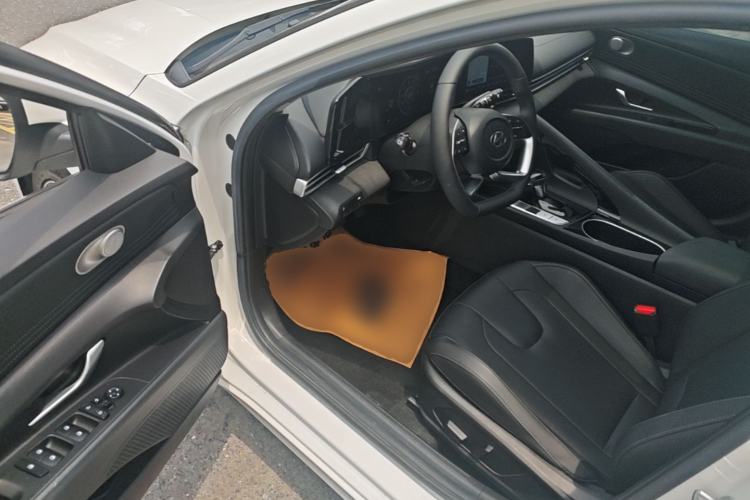 Used Hyundai Elantra 2022 1.5L CVT LUX Prestige Edition Driver Seat
