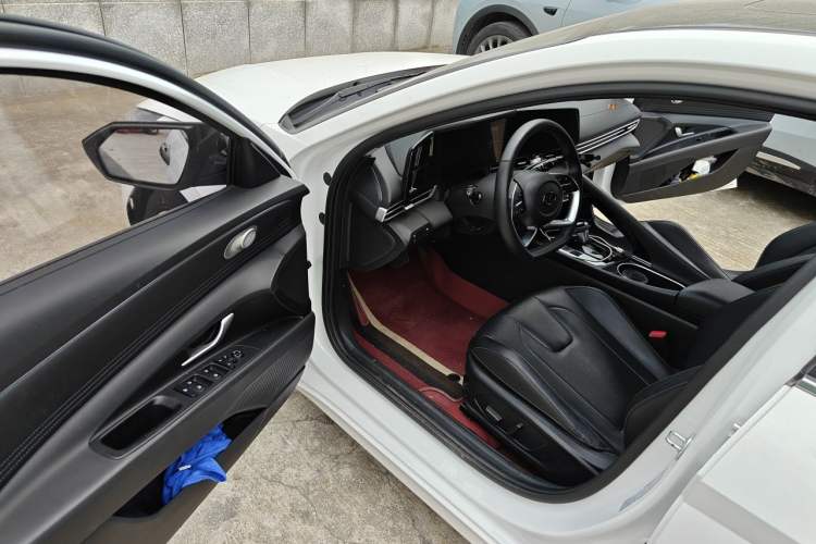 Used Hyundai Elantra 2022 1.5L CVT LUX Prestige Edition Driver Seat