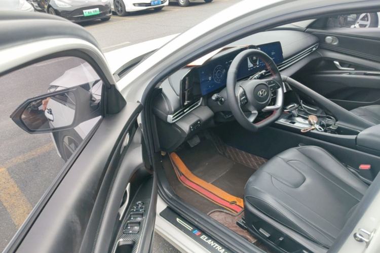 Used Hyundai Elantra 2022 1.5L CVT LUX Prestige Edition Driver Seat