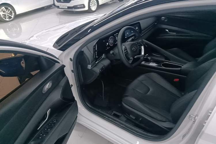 Used Hyundai Elantra 2022 1.5L CVT LUX Prestige Edition Driver Seat