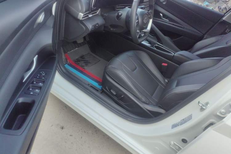 Used Hyundai Elantra 2022 1.5L CVT LUX Prestige Edition Driver Seat