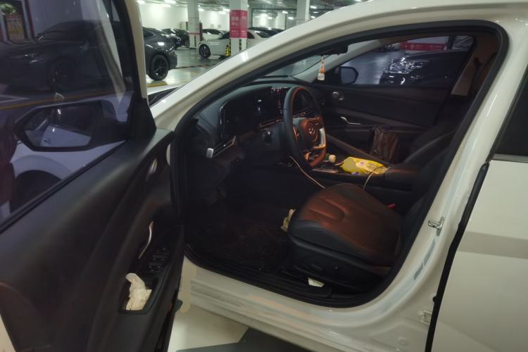 Used Hyundai Elantra 2022 1.5L CVT LUX Prestige Edition Driver Seat