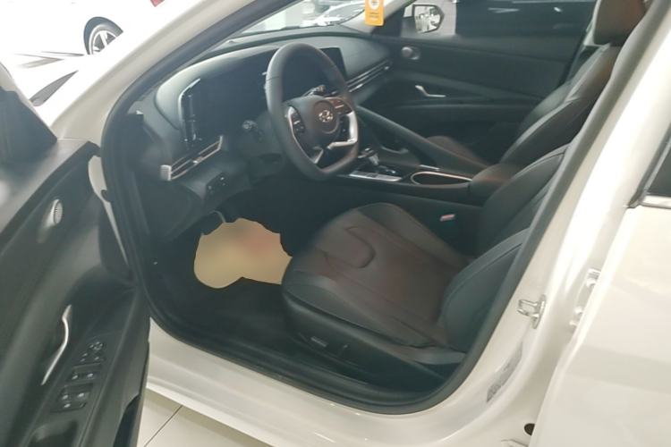 Used Hyundai Elantra 2022 1.5L CVT LUX Prestige Edition Driver Seat