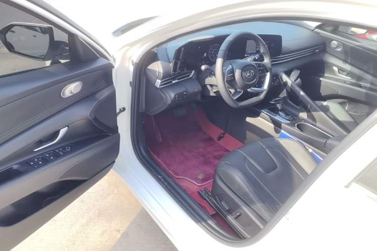 Used Hyundai Elantra 2022 1.5L CVT LUX Prestige Edition Driver Seat