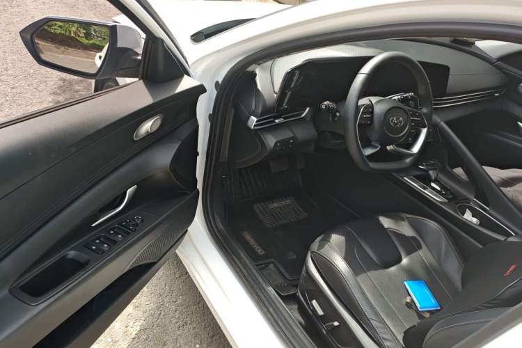 Used Hyundai Elantra 2022 1.5L CVT LUX Prestige Edition Driver Seat
