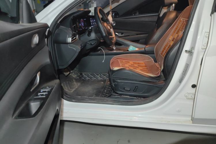 Used Hyundai Elantra 2022 1.5L CVT LUX Prestige Edition Driver Seat